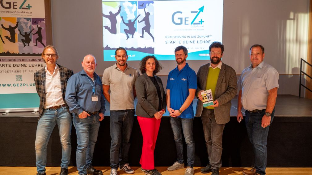 Gerhard Eberl , Heinz Amberger , Martina Simoncic, Lukas Dopler, Harald Ludwig und Thomas Schoderböck posieren für ein Gruppenfoto im Saal der Begegnung. (Foto: Christian Krückel)