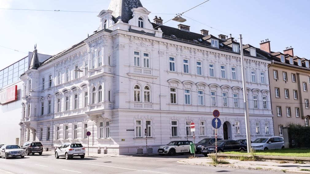 Die restaurierte Fassade in der Hötzendorf Straße 1. (Foto: Josef Vorlaufer) 