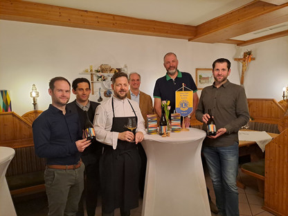 6 Personen mit Wein bei einem Stehtisch. (Foto: Lions Club St. Pölten)