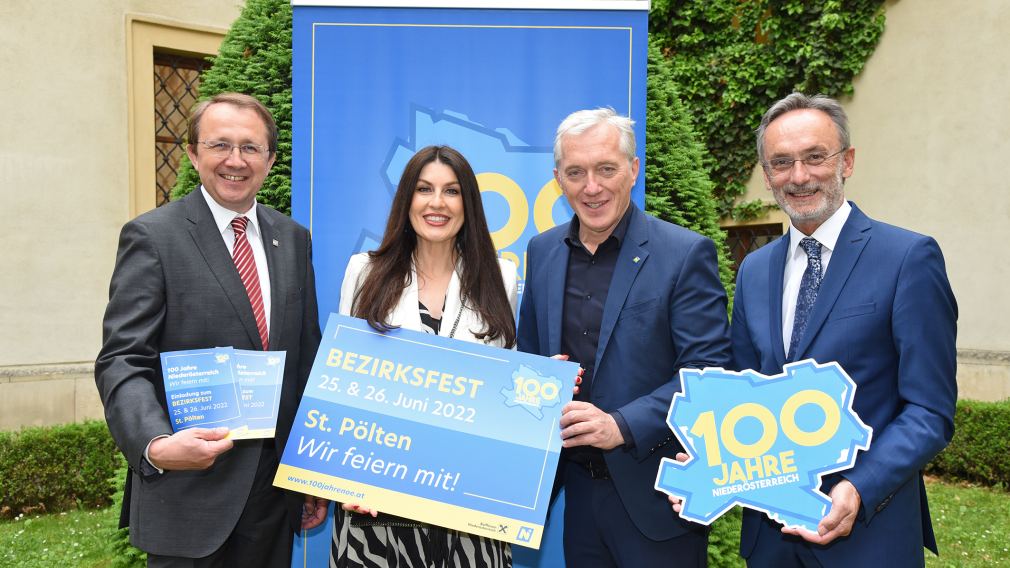 Bürgermeister Matthias Stadler, Sängerin und Vocal Coach Monika Ballwein, Projektkoordinator Martin Lammerhuber und Bezirkshauptmann Josef Kronister präsentierten das Bezirksfest Programm. (Foto: Josef Vorlaufer)