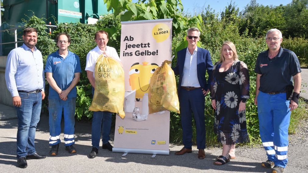 Mirza Sacic und Wolfgang Maliecik (Abfallwirtschaft), Bürgermeister Matthias Stadler, Martin Ulke (Fa. Interzero), Nicole Munz und Franz Ubelbacher (Abfallwirtschaft).  (Foto: Josef Vorlaufer)  