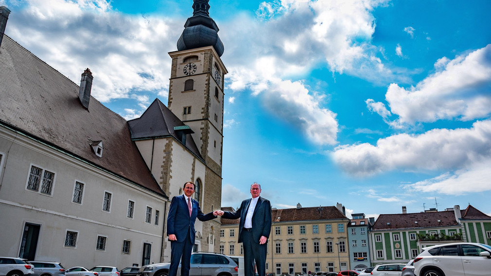 Bürgermeister und Bischof vor dem St. Pöltner Dom. (Foto: Arman Kalteis)