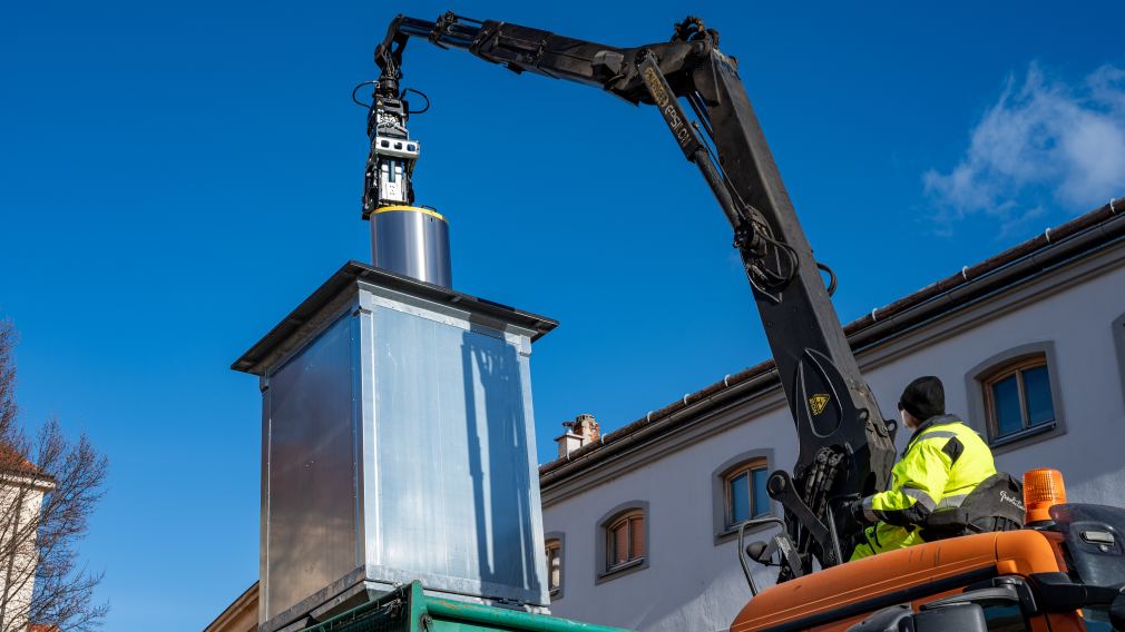 Sieben Personen posieren für ein Foto bei der neuen Unterflur-Sammelstelle in der Lederergasse . (Foto: Christian Krückel)