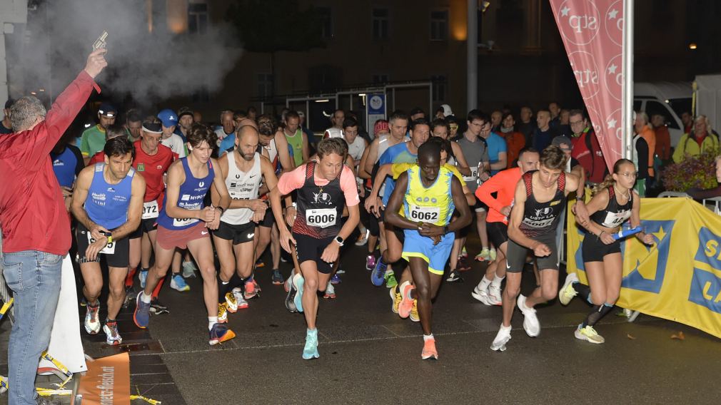 Läufer:innen beim Nightrun. (Foto: Hans Plocek)