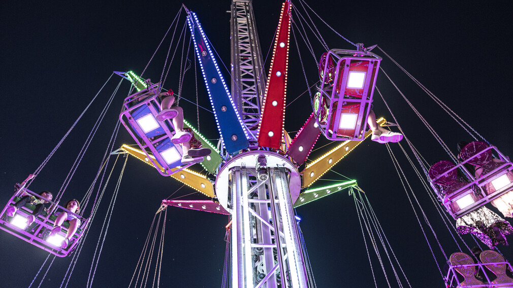 Eine Nachtaufnahme eines Karusells beim Volksfest (Foto: Bernd Berger)