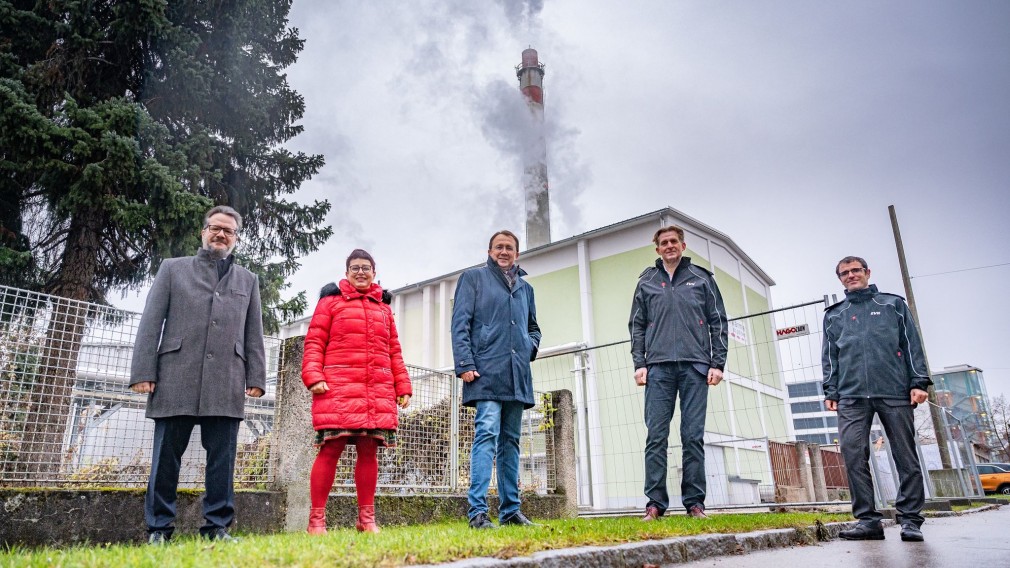 Thomas Zeh (Referatsleiter Umweltschutz), Renate Gamsjäger (Stadträtin), Matthias Stadler, Franz Mittermayer (Mitglied des Vorstandes der EVN AG) und Roman Igelspacher (Sachbearbeiter der Evaluierung, EVN) stehen vor einem Kraftwerk. Foto: Arman Kalteis