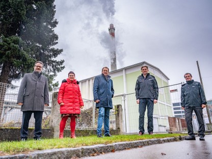 Thomas Zeh (Referatsleiter Umweltschutz), Renate Gamsjäger (Stadträtin), Matthias Stadler, Franz Mittermayer (Mitglied des Vorstandes der EVN AG) und Roman Igelspacher (Sachbearbeiter der Evaluierung, EVN) stehen vor einem Kraftwerk. Foto: Arman Kalteis