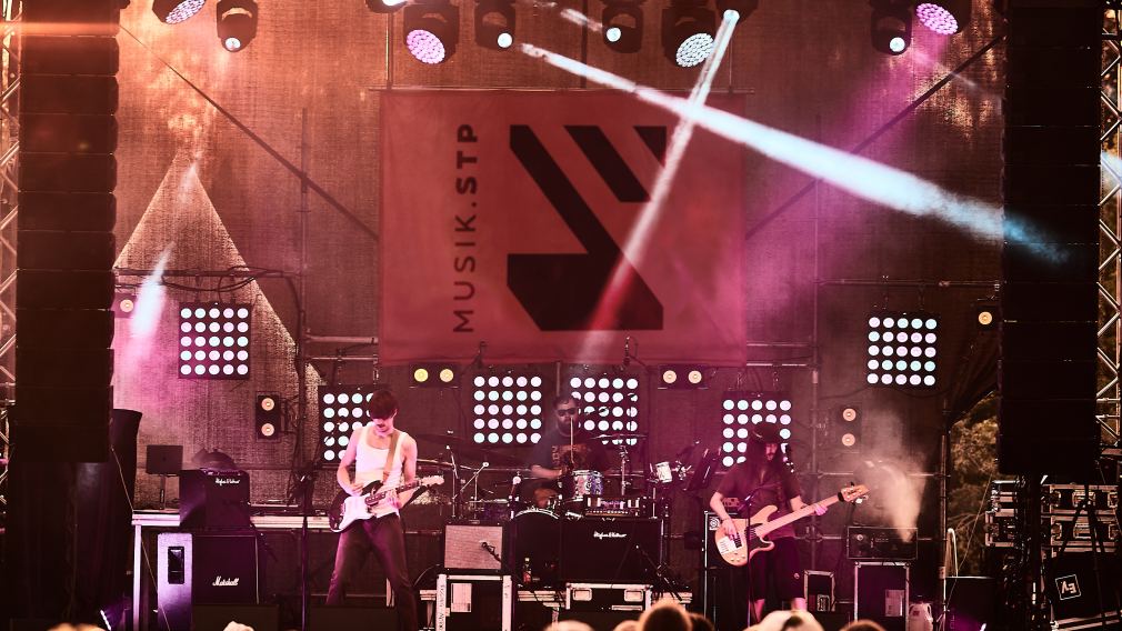 Bühne am Musik.Stp Festival am Ratzersdorfer See. (Foto: Klaus Engelmayer)