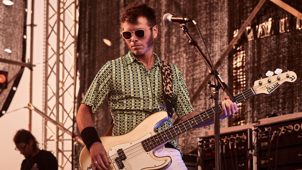 Musiker mit Gitarre auf der Bühne. (Foto: Klaus Engelmayer)