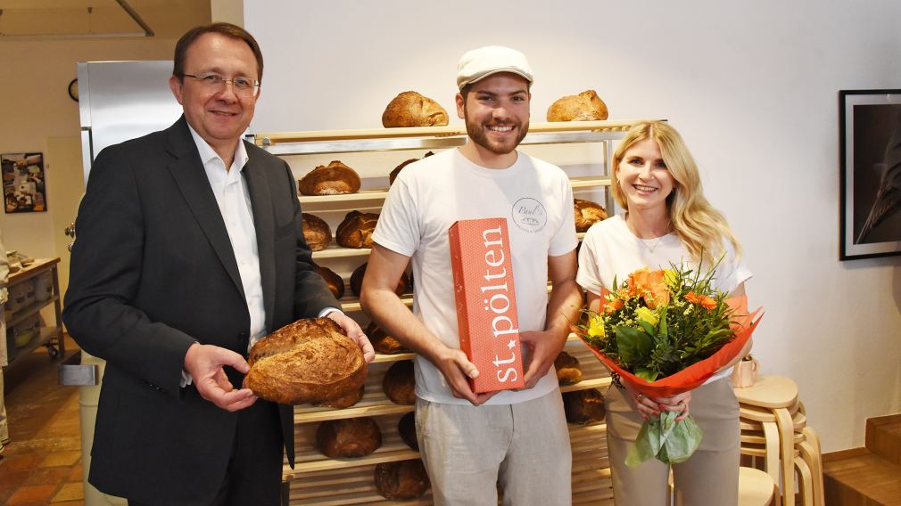 Bürgermeister Matthias Stadler mit Paul Plattner und seiner Partnerin Magdalena Schröpfer bei der Geschäftseröffnung.