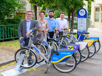 Schleritzko (LR), Peherstorfer (nextbike), Vbgm Ludwig,  Krumböck (GR) weihen die neue nextbike Station ein. Foto: NLK Burchhart
