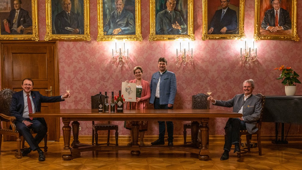 Weinpate Landtagspräsident Mag. Karl Wilfing und Weinpate Bürgermeister Mag. Matthias Stadler sitzend sowie das Winzerehepaar Andrea und Martin Hirtl stehend im Bürgermeisterzimmer bei der Weinverkostung.(Foto: Arman Kalteis) 