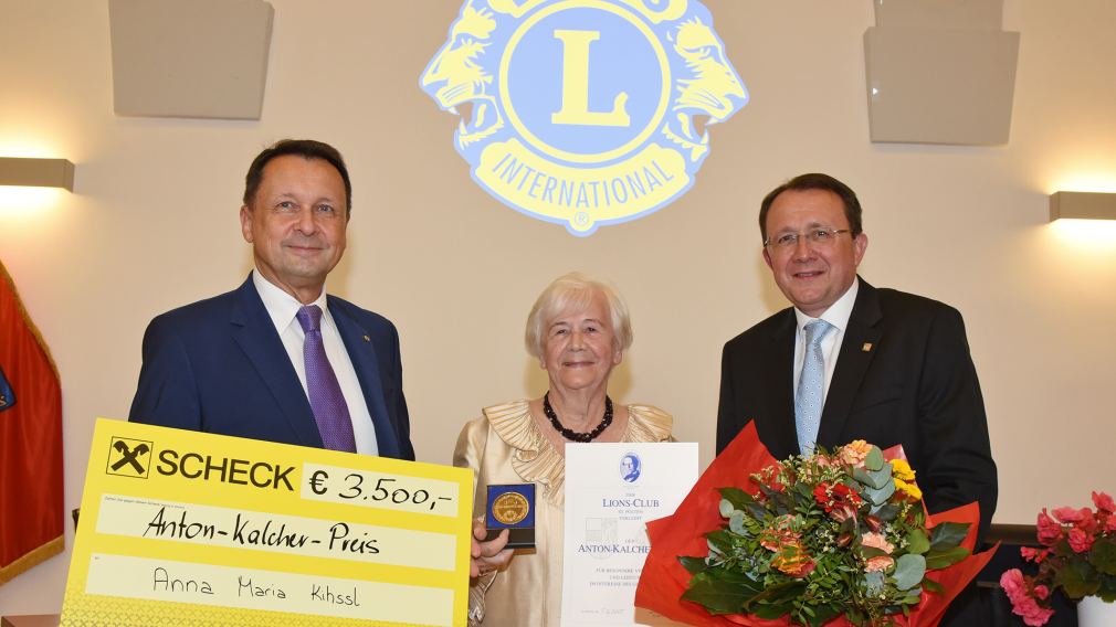 Präsident des Lions-Club St. Pölten Peter Gorka, Anna Maria Kihssl und Bürgermeister Matthias Stadler bei der Preisverleihung. (Foto: Josef Vorlaufer)