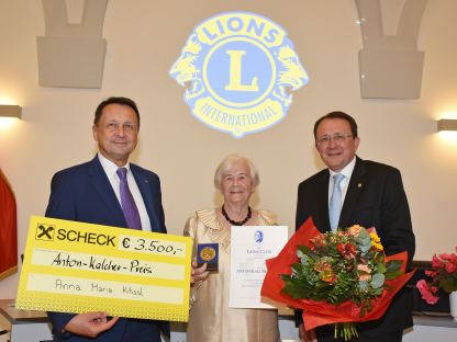Präsident des Lions-Club St. Pölten Peter Gorka, Anna Maria Kihssl und Bürgermeister Matthias Stadler bei der Preisverleihung. (Foto: Josef Vorlaufer)