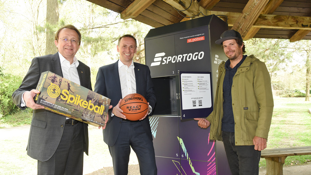 Bürgermeister Matthias Stadler und Sportlandesrat Jochen Danninger eröffnen den ersten Automaten im Hammerpark mit  Sportogo-Geschäftsführer Matthias Mayr