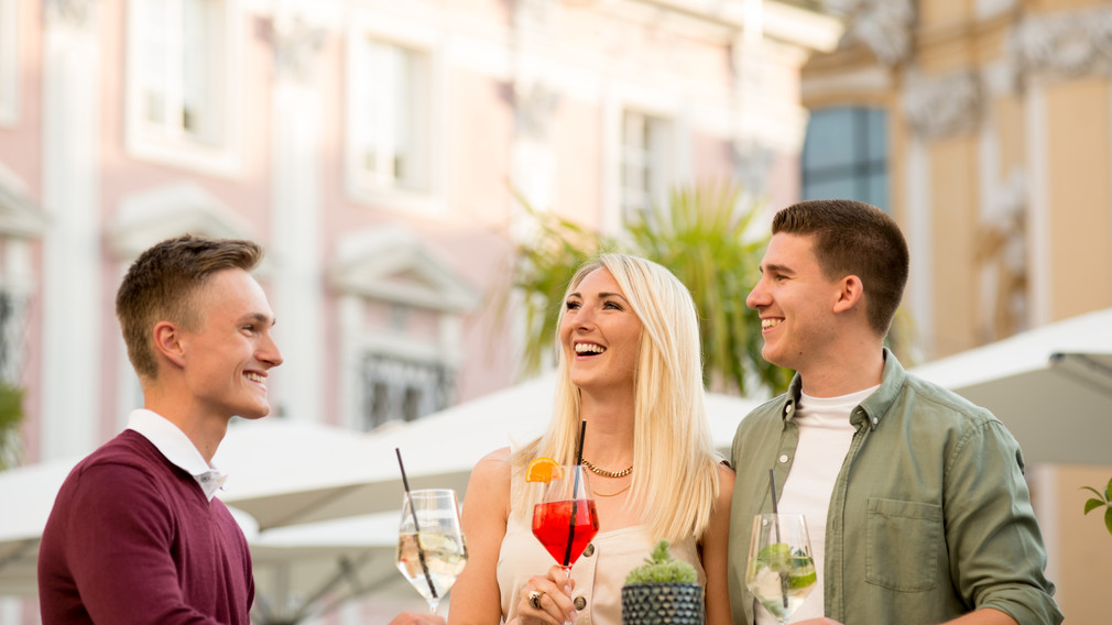 Julian Baier, Linda "Lime" Baier und Elias Kaltenberger mit Drinks in der Hand am Rathausplatz. (Foto: Tanja Wagner)