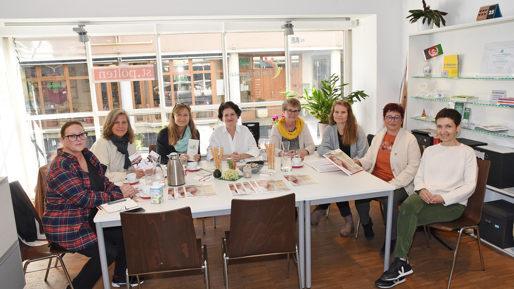 v.l.n.r.: Mag.a Martina Eigelsreiter (Büro für Diversität), Mag.a Johanna Reithner (Beratungsstelle FAIR), Barbara Seyrl (Frauenprojekt fairwurzelt), DSAin Ulrike Limberger (Frauen- und Mädchenberatungsstelle Frauenzentrum St. Pölten), DSAin Petra Fischer (Mutter-Kind-Haus, Caritas St. Pölten), Mag.a Romana Reisenthaler (Gewaltschutzzentrum NÖ), Stadträtin Mag.a Renate Gamsjäger, (SPÖ-Bezirksfrauenkomitees St. Pölten), Ilse Knell (Büro für Diversität). (Foto: Josef Vorlaufer) 