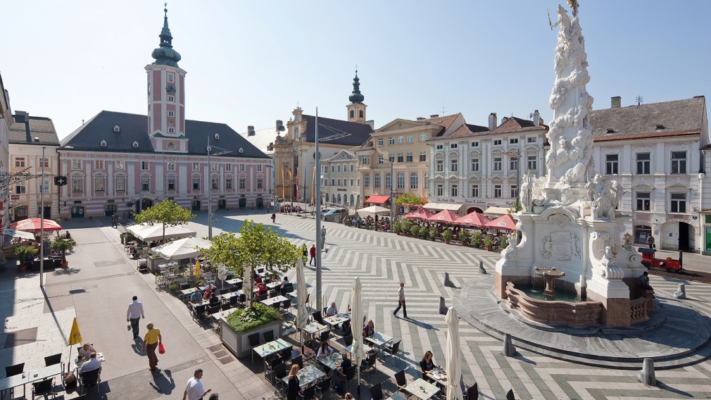 Luftansicht des St. Pöltner Rathausplatzes im Sommer mit Schanigärten. (Foto: Jäger)