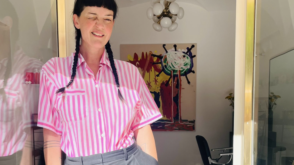 Friseurmeisterin Birgit Fuchs vor ihrem Salonfuchs am Herrenplatz. Foto: Salonfuchs/privat