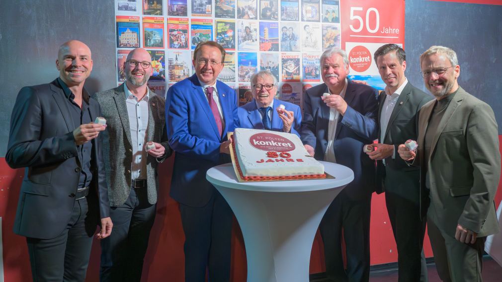 Bürgermeister Matthias Stadler mit allen bisherigen Konkret-Chefredakteuren: (v.l.n.r.) Johannes Reichl, Thomas Kainz, Siegfried Nasko, Peter Bylica, Michael Koppensteiner und Martin Koutny. (Foto: Arman Kalteis)