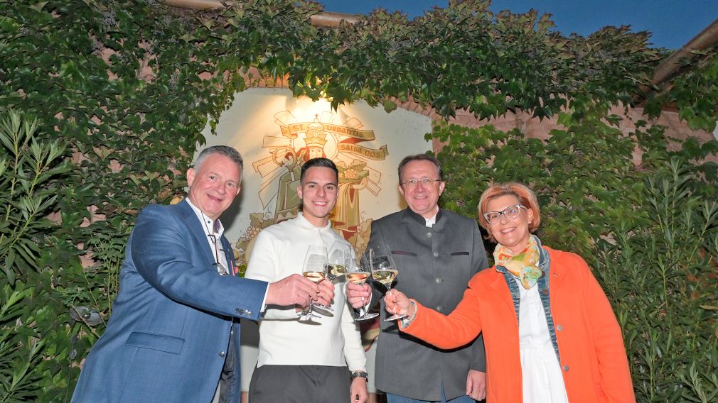 Vier Personen mit Wein. (Foto: Josef Vorlaufer)
