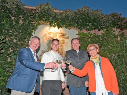 Vier Personen mit Wein. (Foto: Josef Vorlaufer)