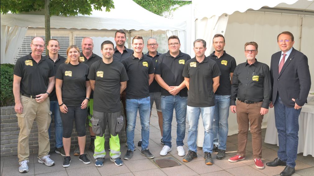 Das Team der städtischen Straßenbeleuchtung mit Bürgermeister Matthias Stadler. (Foto: Josef Vorlaufer)