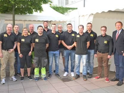 Das Team der städtischen Straßenbeleuchtung mit Bürgermeister Matthias Stadler. (Foto: Josef Vorlaufer)