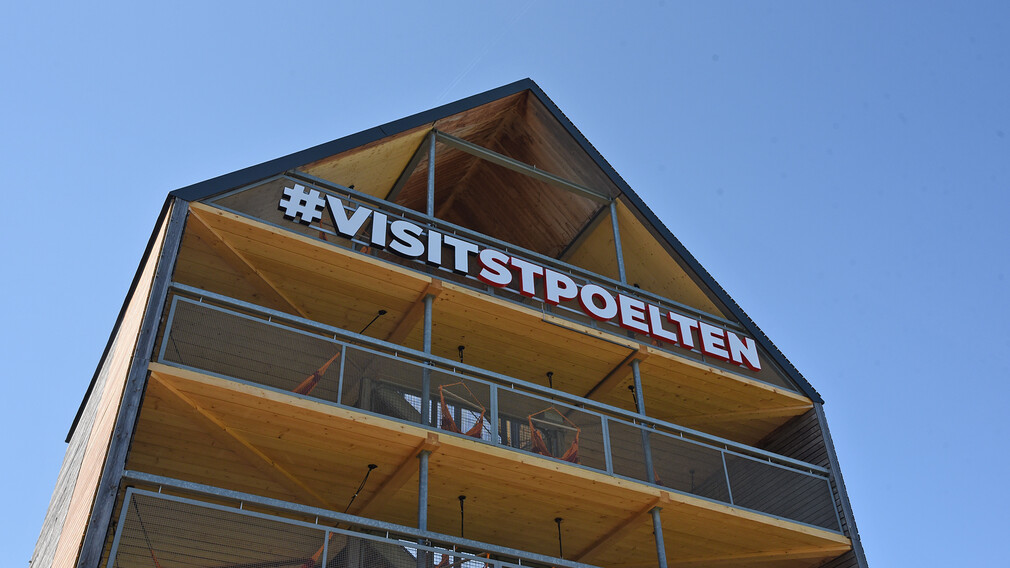 Das Flederhaus von vorne mit dem Schriftzug "#visitstpoelten. (Foto: Josef Vorlaufer)