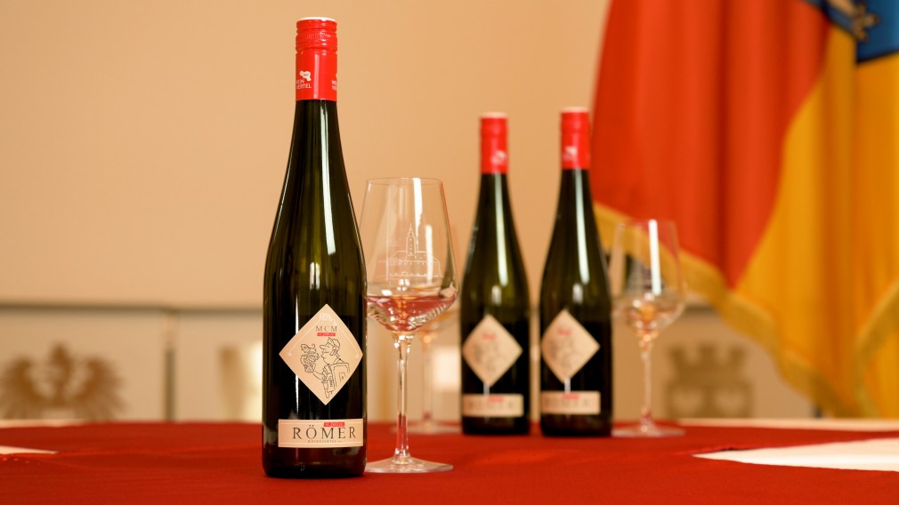 Ein Produktfoto des Hauptstadtweins und des St. Pöltner Weinglases. (Foto: Arman Kalteis)