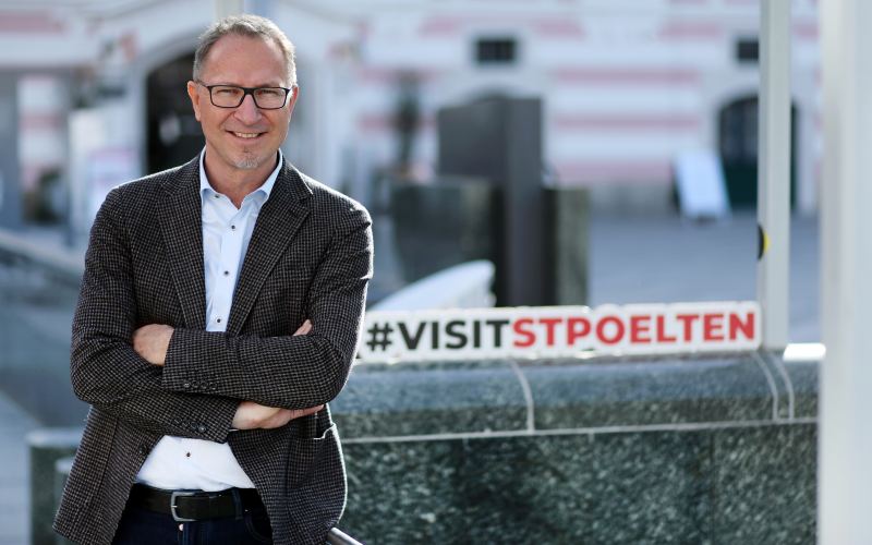 Tourismusdirektor Stefan Bauer am Rathausplatz (Foto: Weinfranz)