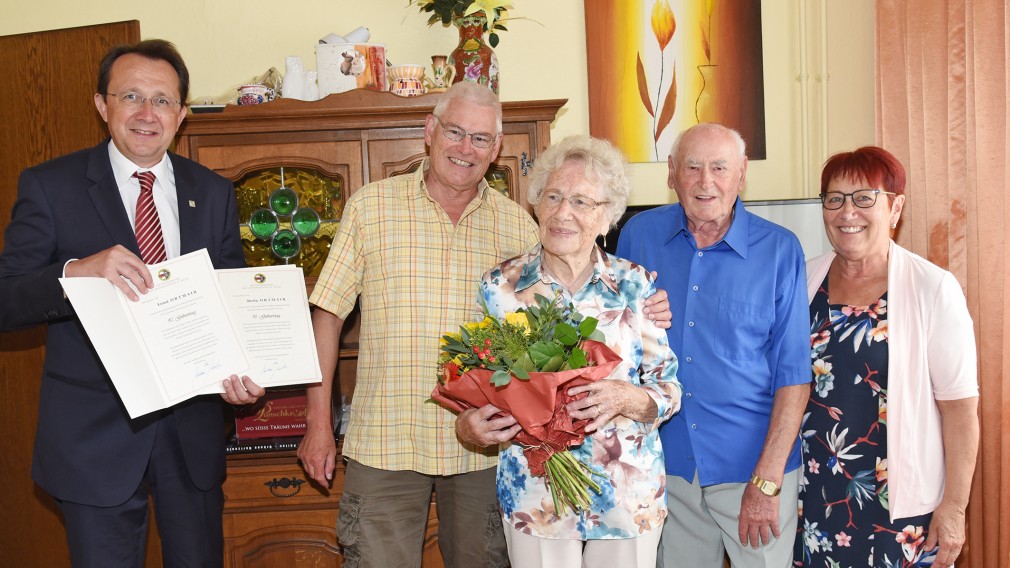 Fünf Personen posieren für ein Gruppenbild. (Foto: Josef Vorlaufer)