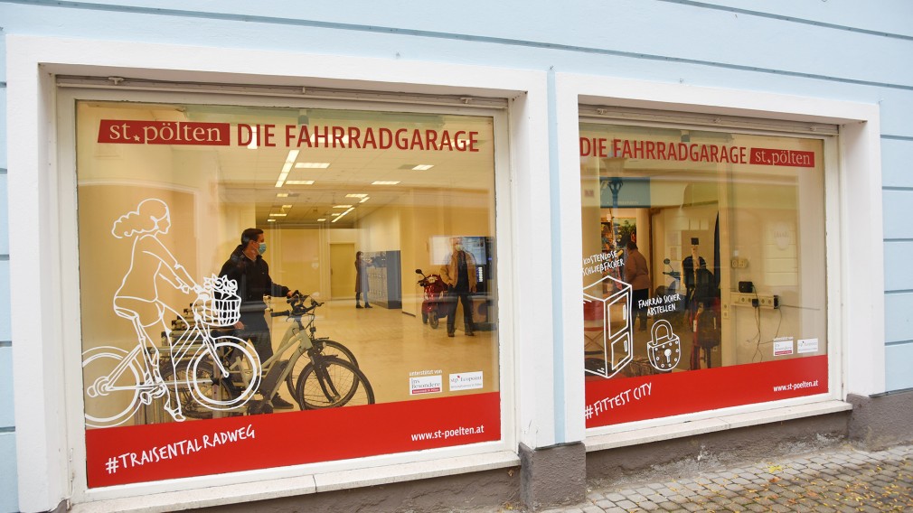 Ein Blick von außen in die neue Fahrradgarage in der Schreinergasse (Foto: Josef Vorlaufer). 