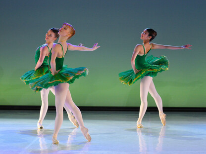 Balletttänzerinnen tanzen.