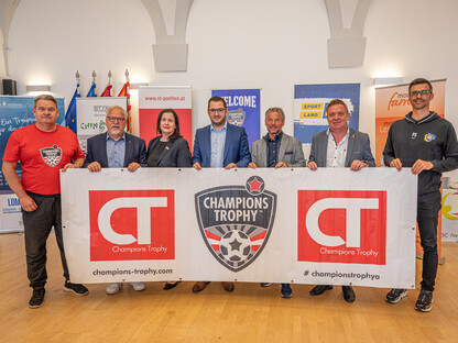 Alexander Rakowitz (Organisator Austrian Trophy), Gerald Berger (Gründer Austiran Trophy), Ilse Stöger, (Leiterin Sportland NÖ), Philipp Gerstenmayer (Landtagsabgeordneter), Frankie Schinkels (Fußball-Legende), Heinz Hauptmann (Stadtrat), Paul Scharner (ehem. Nationalteamspieler)