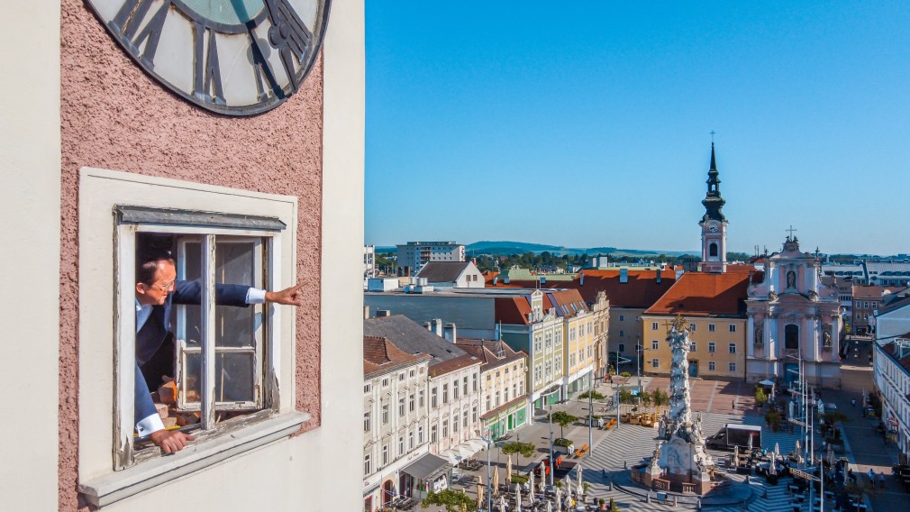 Die BesucherInnen erwartet ein einzigartiger Ausblick über die Skyline St. Pöltens und tief in das Voralpengebiet hinein. Bürgermeister Matthias Stadler konnte sich bei einem Lokalaugenschein auf der Baustelle bereits von der tollen Aussicht überzeugen. (Foto: Arman Kalteis)