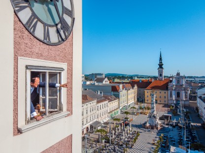 Die BesucherInnen erwartet ein einzigartiger Ausblick über die Skyline St. Pöltens und tief in das Voralpengebiet hinein. Bürgermeister Matthias Stadler konnte sich bei einem Lokalaugenschein auf der Baustelle bereits von der tollen Aussicht überzeugen. (Foto: Arman Kalteis)