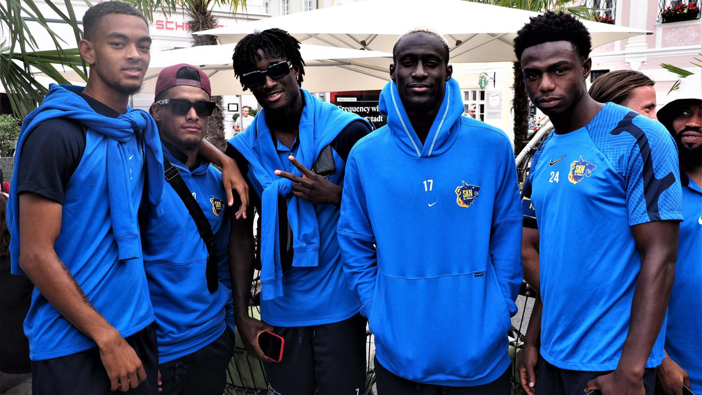 Die gesamte SKN Wolfsfamilie am Rathausplatz bei der Teampräsentation
