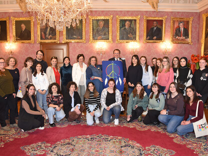 Die Teilnehmer:innen des Erasmus+ Projektes „Odysee des Friedens“ beim Empfang am 20. März im Bürgermeisterzimmer im Rathaus. (Foto: Josef Vorlaufer)