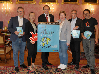 Gemeinsam mit der eNu, der NÖN und dem Cinema Paradiso stellt die Satdt St. Pölten das Thema „Klimakrise“ in den Mittelpunkt. (v.l) , Thomas Zeh (Umweltreferat), Maria Prchal (NÖN), Bürgermeister Matthias Stadler, Tatjana Fischer (Technischer Umweltschutz), Herbert Greisberger (GF Energie und Umweltagentur), Christoph Wagner (Cinema Paradiso Projektleiter)