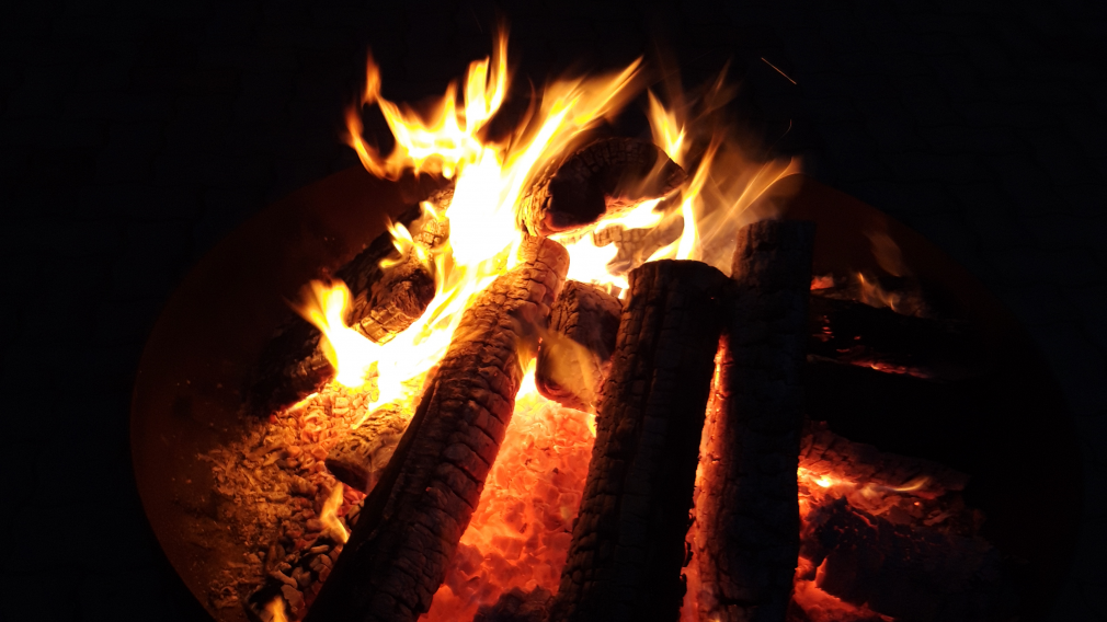 Eine Flamme auf einer Feuerstelle. (Foto: Michael Koppensteiner)