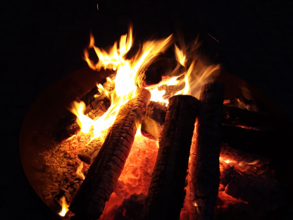 Eine Flamme auf einer Feuerstelle. (Foto: Michael Koppensteiner)