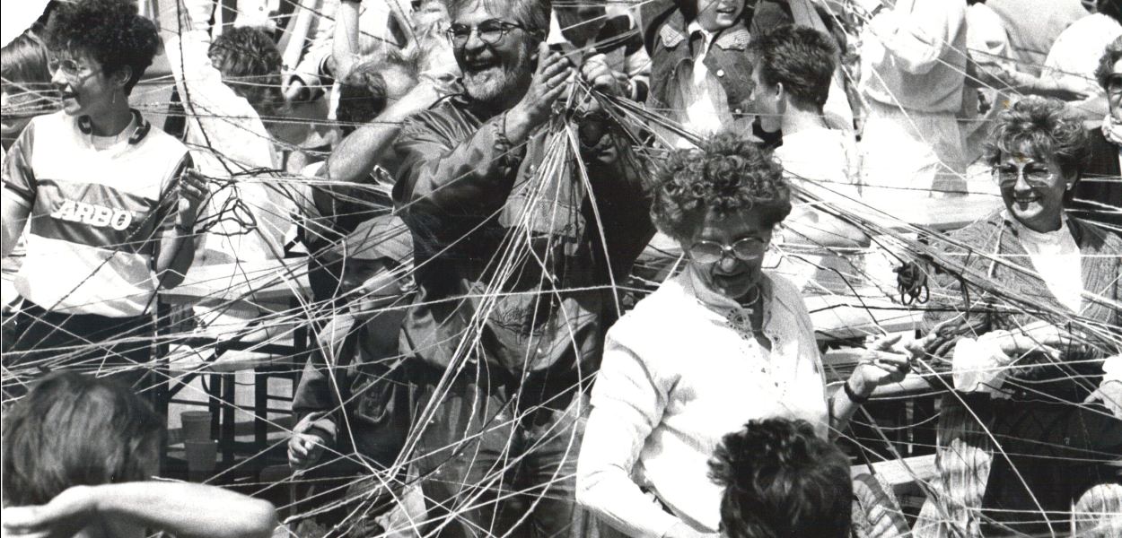 Netzwerk von Sport und Wirtschaft: Der Rathausplatz wurde 1988 mit Wollfäden überspannt. Mittendrin: Christian Gebath.Foto: privat