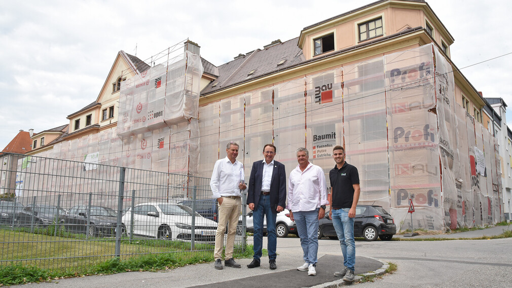 Roland Gronister (gb-Projektmanagement GMBH), Bürgermeister Matthias Stadler, Martin Sadler (Immobilien St. Pölten GesmbH & Co KG) und Hannes Lindner (Winter und Partner Bau GMBH) vor der Baustelle in der Maria Emhart-Straße. (Foto: Josef Vorlaufer)