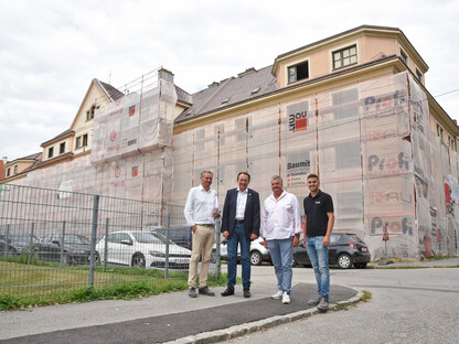 Roland Gronister (gb-Projektmanagement GMBH), Bürgermeister Matthias Stadler, Martin Sadler (Immobilien St. Pölten GesmbH & Co KG) und Hannes Lindner (Winter und Partner Bau GMBH) vor der Baustelle in der Maria Emhart-Straße. (Foto: Josef Vorlaufer)