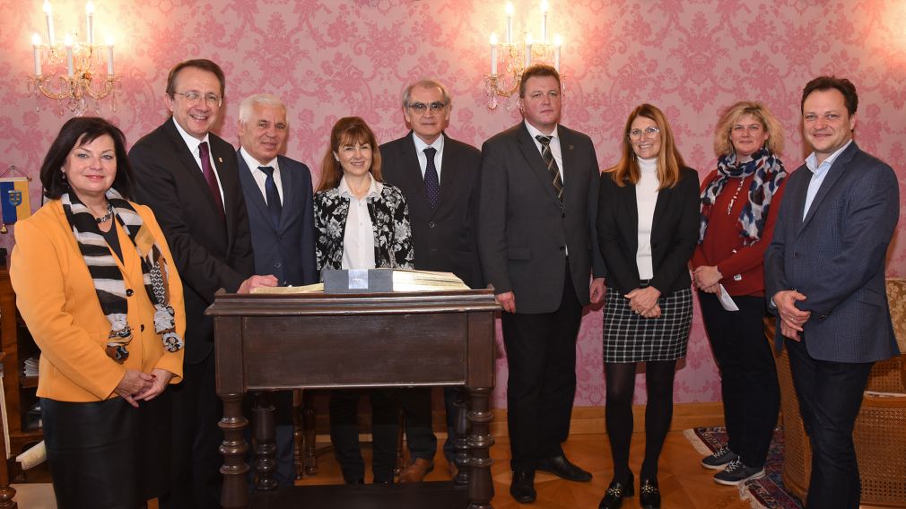 Stadträtin Mag. Ingrid Heihs, Bürgermeister Mag. Matthias Stadler, Bürgermeister Dr. Ferenc Kovàcs, Marianna Furkóné, Dr. László Barabás, Vizebürgermeister Dr. Attila Ulrich, Doris Vorlaufer, Elvira Sulzer, Jens de Buck bei dem Besuch im Bürgermeisterzimmer (Foto: Josef Vorlaufer)