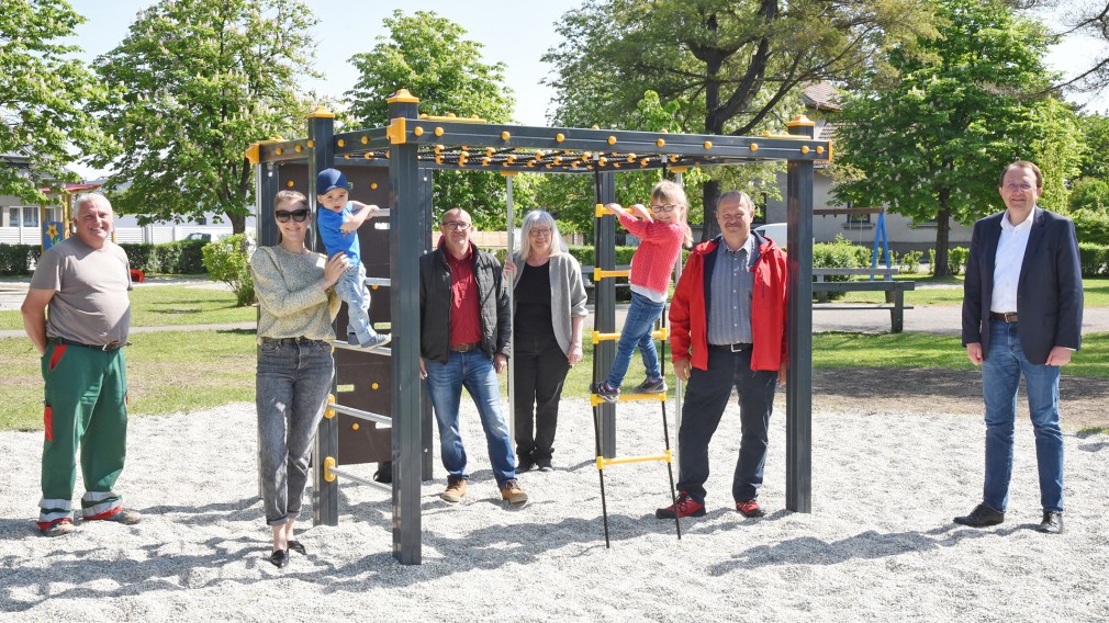 Begutachtet und für „leiwand“ befunden: Die Kinder zeigen sich beim Lokalaugenschein im Hiesberger Park mit der Stadtgärtnerei, Stadtrat Walter Hobiger und Bürgermeister Matthias Stadler begeistert vom neuen Angebot (Foto Josef Vorlaufer). 