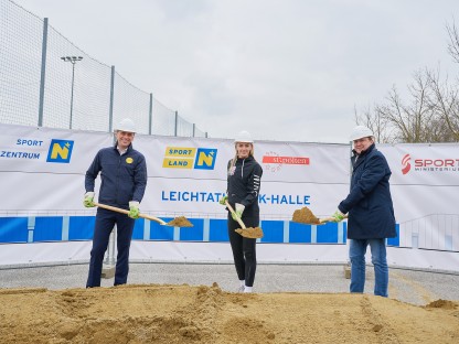 Spatenstich für die neue Leichtathletikhalle. (Foto: NLK Pfeiffer)