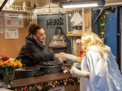 Christkind spricht mit Maroniverkäuferin in St. Pölten 2023. Foto: TanjaWagner