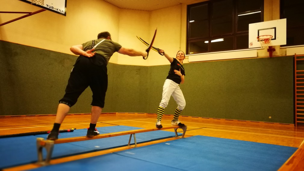 ein Mann und eine Frau beim Fechttraining in einer Sporthalle (Foto: Roland Frühwirt)